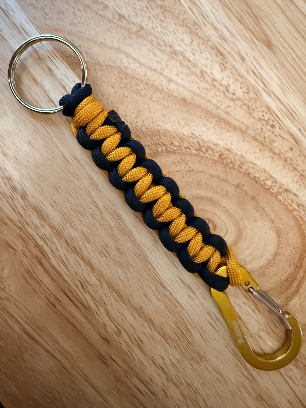black & gold paracord key chain