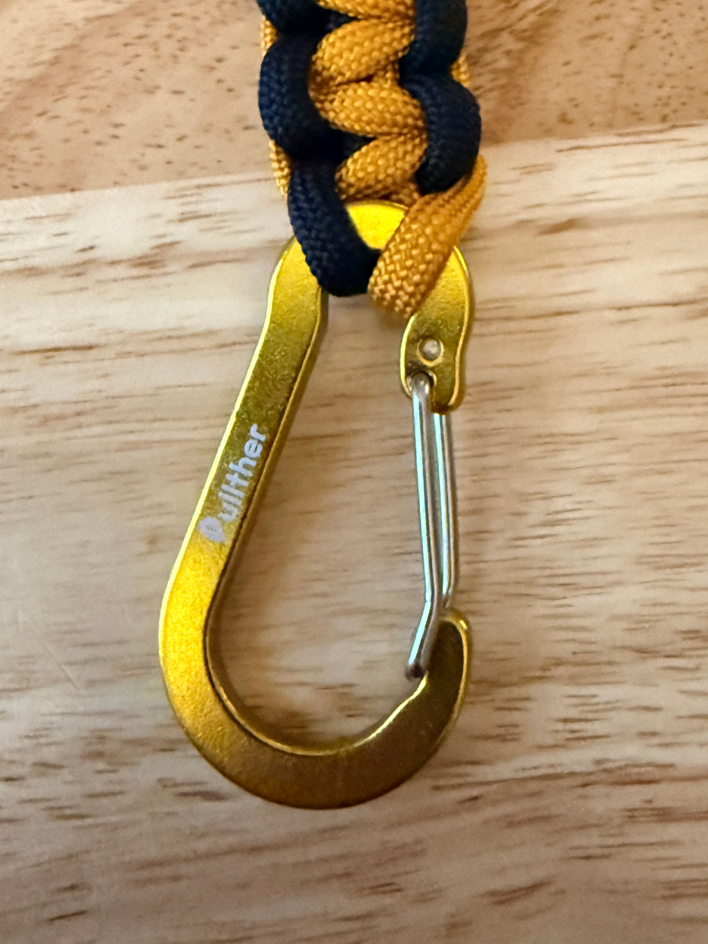 black & gold paracord key chain