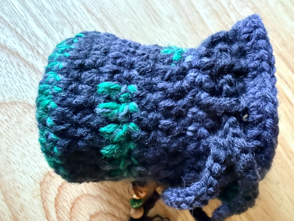 charcoal and green dice bag with 1 set of dice